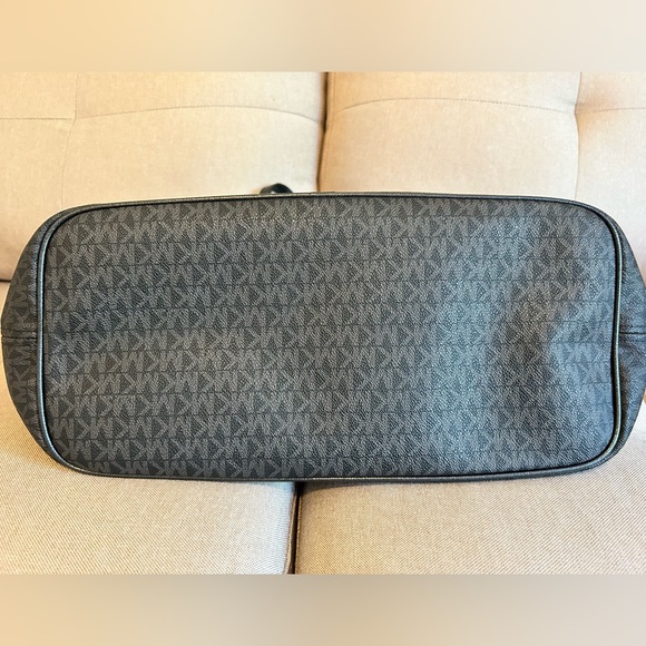 SOLD Michael Kors large tote - Picture 3 of 3